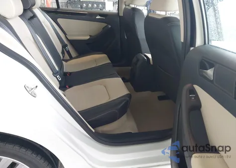 2015 Volkswagen Jetta 1.8T Sel z USA, uszkodzony, nr VIN 3VWL17AJ4FM295312